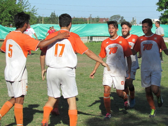 Tom&aacute;s P&eacute;rez celebra con sus compa&ntilde;eros el segundo de sus tantos. El del triunfo de Adiur.