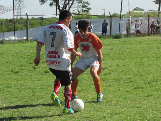 Gerevini, a puro potrero, intenta superar a Maraviglia. El lateral mostró mucha entrega.