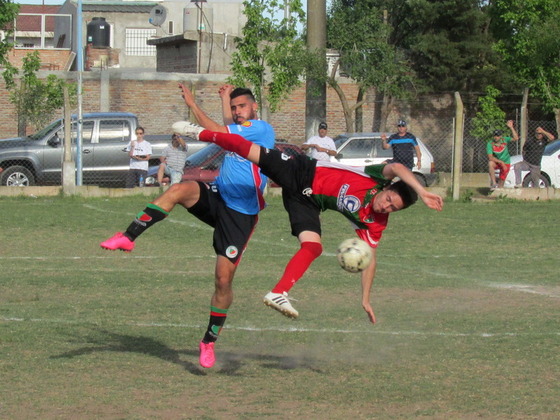 Mauricio Temperini, autor del gol visitante, en una acción del intenso primer tiempo.