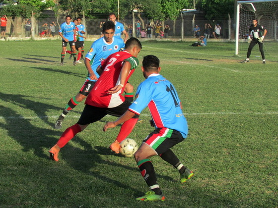 El capitán Carlos Enrique amaga y pasa en una corajeada del segundo tiempo.