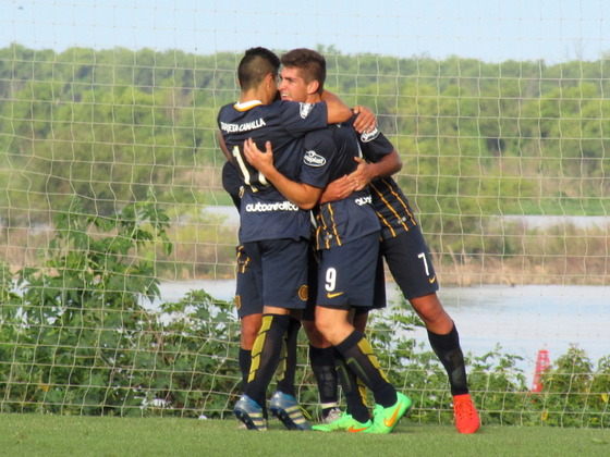 Maziero festeja su gol, el segundo canalla. Agust&iacute;n integr&oacute; el Sub17 de Rosarina en 2014.
