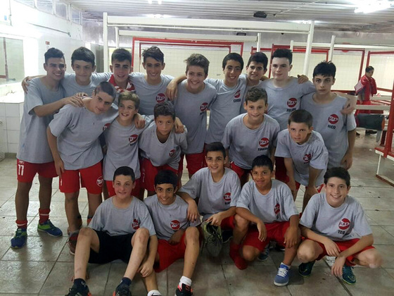 Los chicos de la 2003 de Provin, celebrando en el vestuario post-partido.