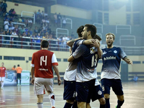 Sebasti&aacute;n Villanueva ya convirti&oacute; uno de los goles, y Andr&eacute;s Bulla se acerca para saludarlo.