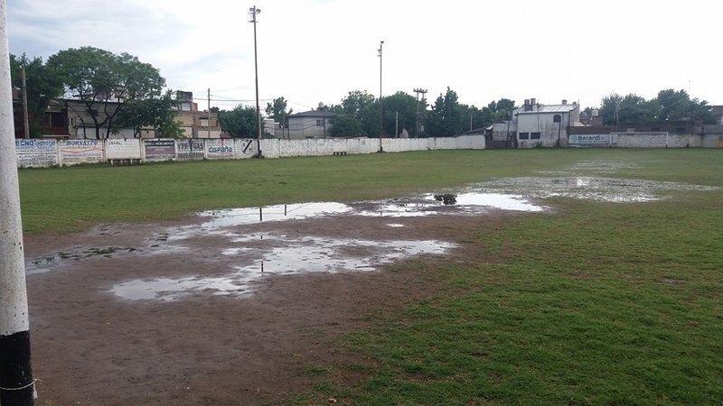 La cancha de Río Negro es una de las que más sufre las lluvias. Foto: Bruno Cerino.