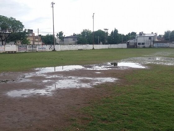 La cancha de R&iacute;o Negro es una de las que m&aacute;s sufre las lluvias. Foto: Bruno Cerino.