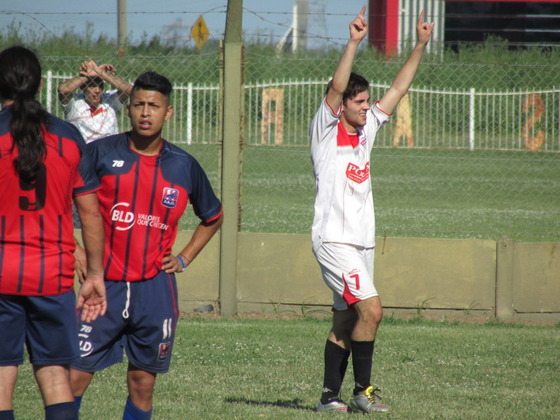 Lautaro Cesaratto festeja su gol, el único de San Telmo durante los 90 minutos.