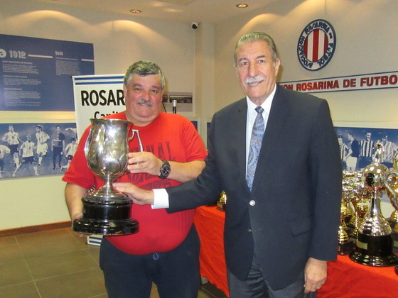 Mario Giammaria entregando la Copa Ivancich a Jorge Dominguez, delegado de Newell's.