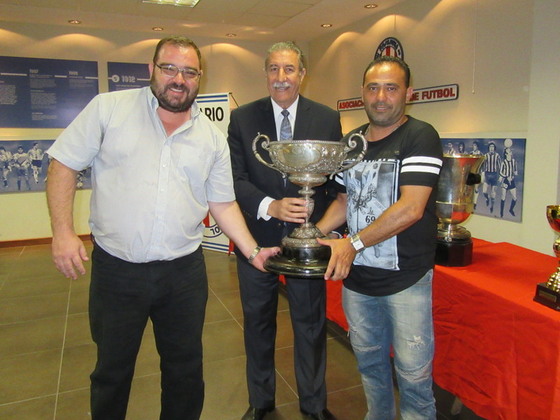 Gabriel Piccoli y David Santamaría recibiendo la Copa Pinasco 2016, por General Paz.