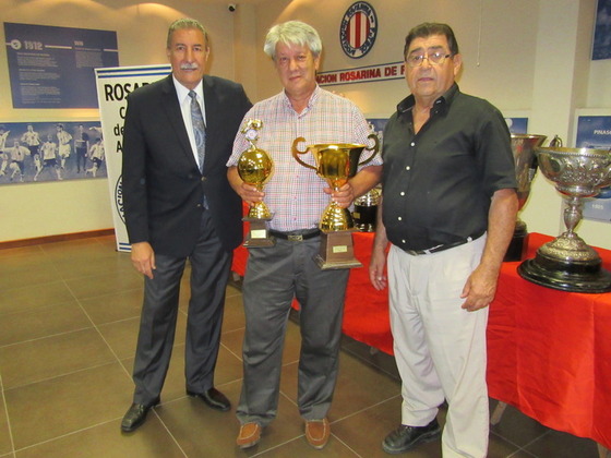 José Luis Miljovicevich, el delegado de USAR, recibe las copas por su Primera División.