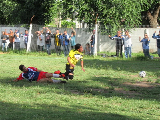Dura falta sobre el veloz Ricardo Ojeda. El "chete" marcó el segundo gol visitante.