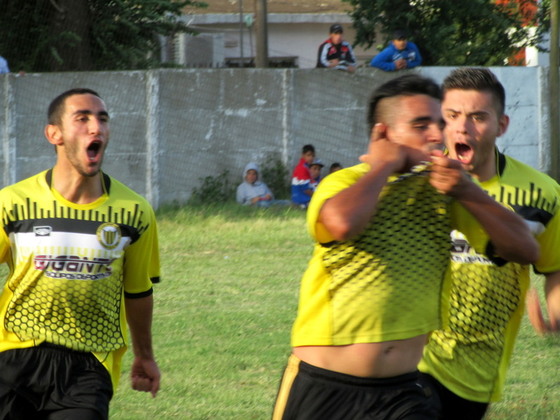 "Gritalo Uti"... Monzón puso el 3-1 y lo festejó con beso al escudo y un "Topo Giggio".