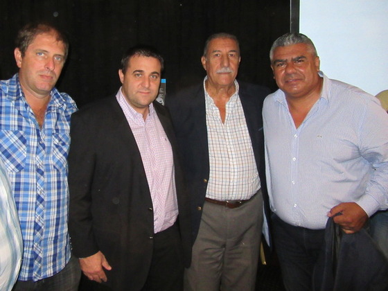 Mario Giammaria junto a Claudio Tapia, dos de los expositores que tuvo la velada. En la foto posan junto a Carlos Lanzaro y Pablo Toviggino, Presidente del Consejo Federal.