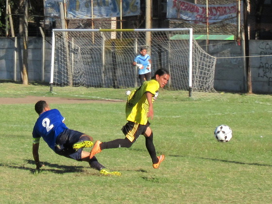 Ricardo Ojeda superando a Darío Fernández. El central debió salir lesionado tras esa jugada.
