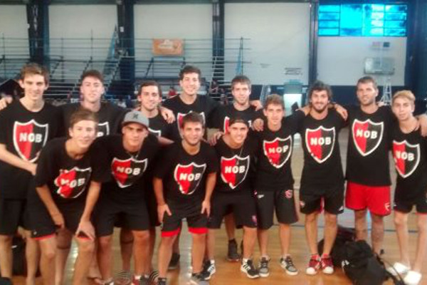 La Primera de Newell's que se presentó ayer en el Microestadio de Racing, y no pudo jugar.