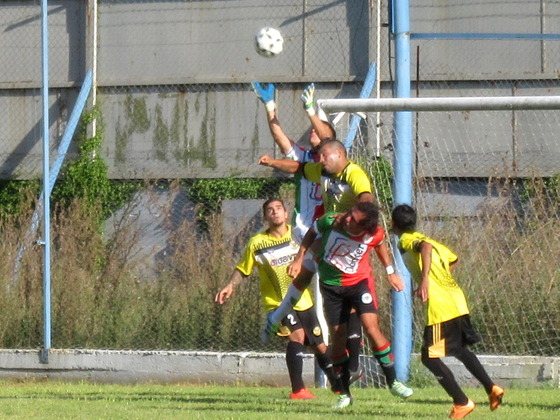 Seguro de arriba. El arquero visitante, Facundo Correa, estuvo firme en cada balón aéreo.