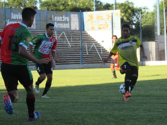 Enredado. Ojeda, abanderado del fútbol aurinegro, no pudo ganarle a los zagueros visitantes.
