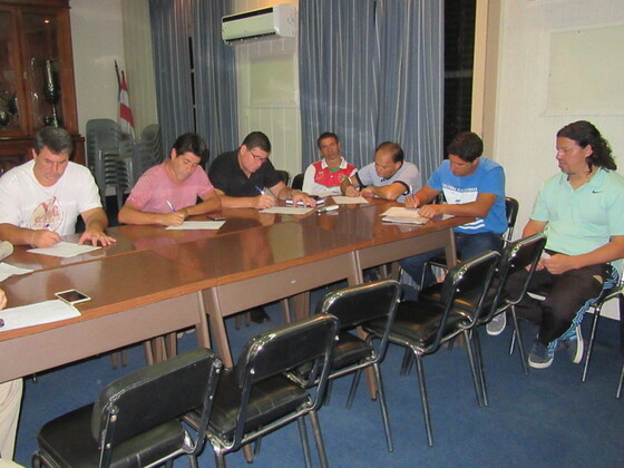 Los delegados de los clubes clasificados tomando nota de los números que fueron saliendo.