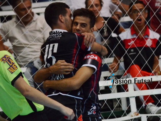 Tavella y Petronio, ambos rosarinos, se abrazan en uno de los goles del campe&oacute;n Barracas.