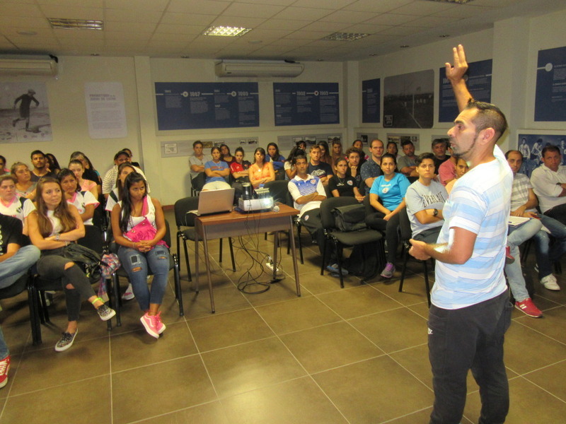 Walter Chavarri, didáctico, hablando durante un lapso de la clase. Sirvió para evacuar dudas.