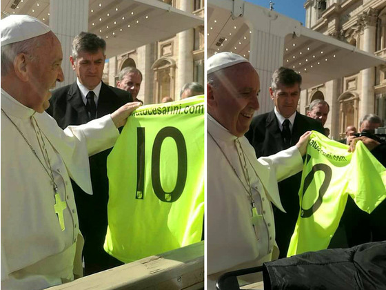 &iexcl;Renato presente! El Papa feliz, al recibir un regalo proveniente de su pa&iacute;s.
