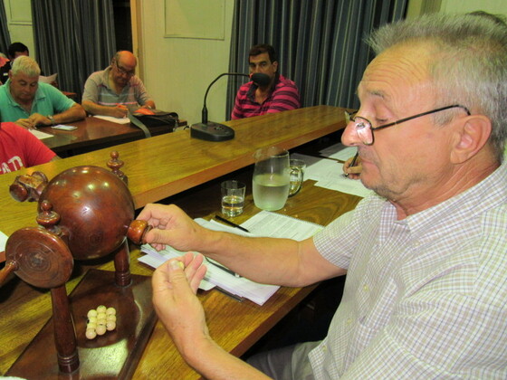 El Vicepresidente de Rosarina, Mario D'ascanio, fue el encargado de realizar el sorteo.