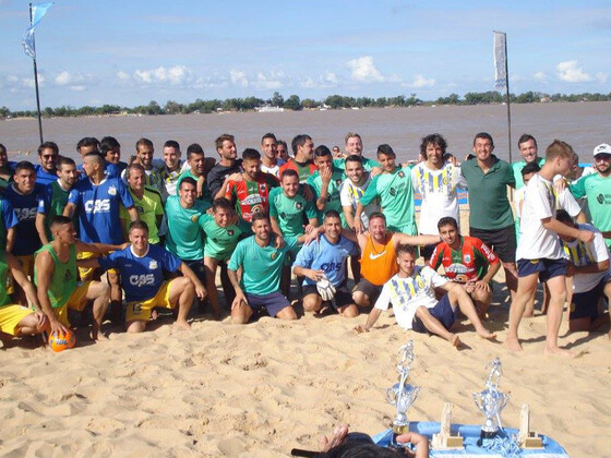 Una foto grupal tomada durante la ceremonia de premiación. El Fútbol Playa tendrá su liga.