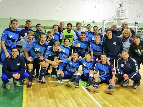 El festejo del plantel de USAR luego de concluido el encuentro. Foto: Twitter @UsarFutsal.