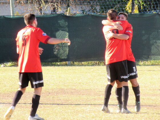 Alexis Giuffrida festeja su gol, el &uacute;nico del partido. Fue durante el primer cuarto del cotejo.