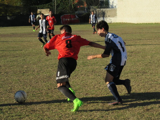 Ignacio Godoy y Alan Piuma mano a mano. El partido bien pudo haber sido un empate.