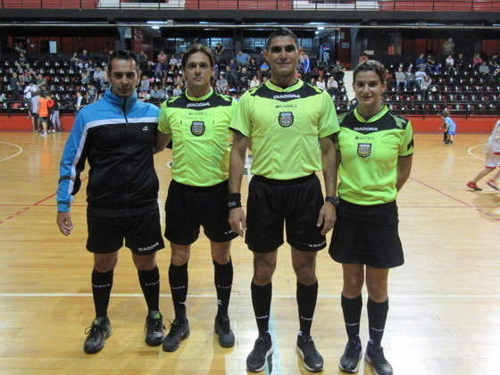 Los árbitros del triangular fueron los de las Ligas locales. Aquí dirigieron D'ascanio y Ferrari.