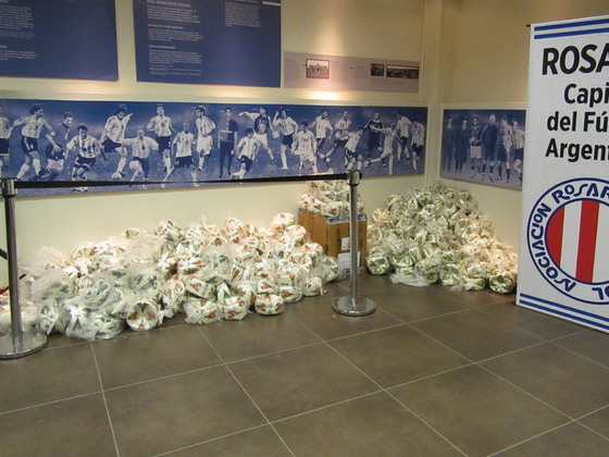 Los casi 400 balones que los clubes de la Asociación Rosarina recibieron en forma gratuita.