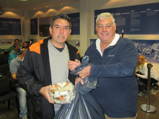 Flores, vicepresidente de El Torito, recibiendo las 12 pelotas correspondientes a sus 2 líneas.