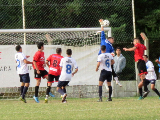 Romero yendo arriba en una pelota parada que tenía controlada, aunque pasó cerca.