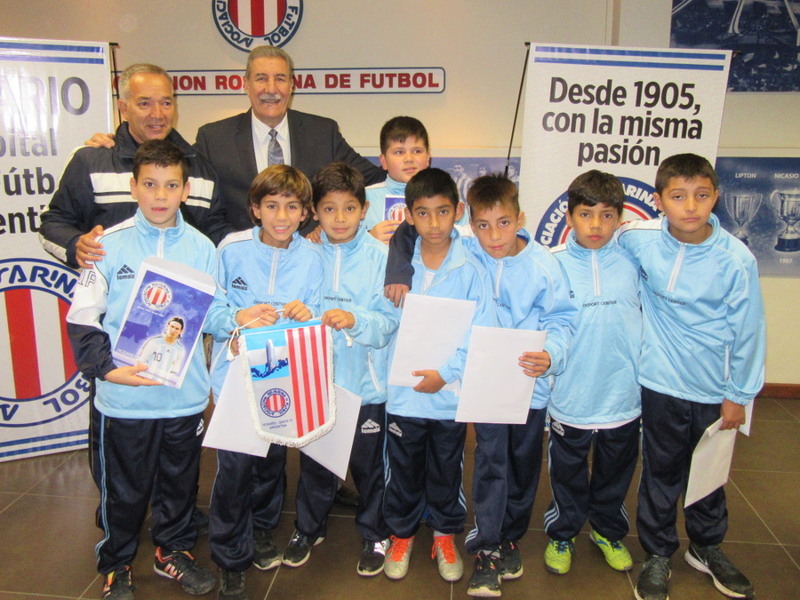 Mario Giammaria recibiendo a la delegación de Perú. ¡Los chicos felices con la bienvenida!