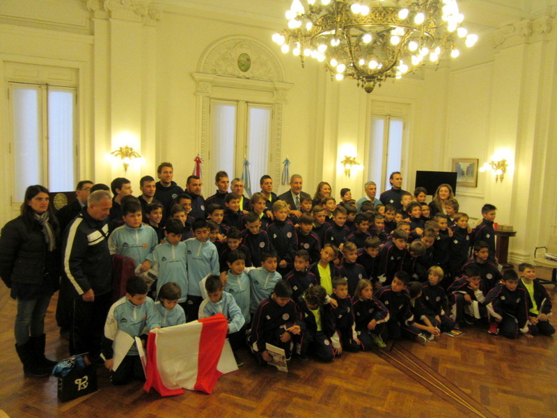 La gran delegación de la Asociación Rosarina de Fútbol, recibida por la Intendenta Fein.