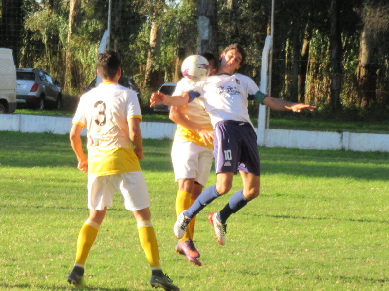 Chiodo aguantando la bocha arriba. El "galgo" es el destinatario de todos los pelotazos.
