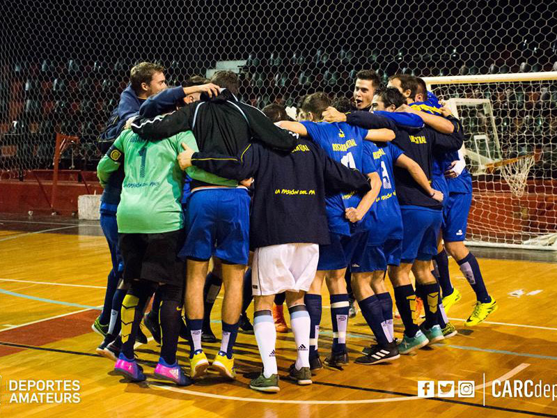 El plantel auriazul de primera festeja en el Cubierto de Newell's, el triunfo 3 a 2 que obtuvo.