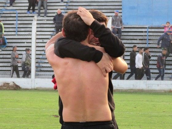 César Gaspari abrazando a Sebastián Benitez. El DT de Unión estaba muy emocionado.