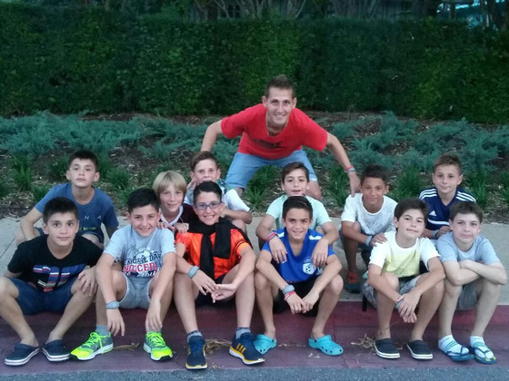 Los 12 chicos del Sub10, junto a Paolo, su profe. Ahora disfrutan de los parques y atracciones.