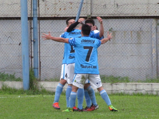 Rom&aacute;n Sacchi acaba de marcar el segundo gol, faltando poco, y todo Argentino lo celebra.