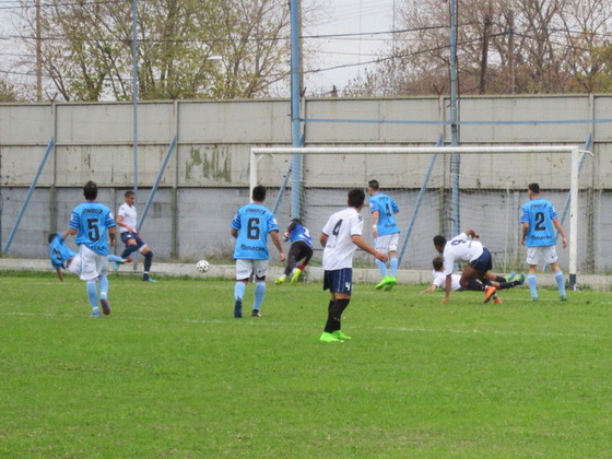 Pareció penal. Juan Acevedo se aprestaba a definir cuando Diego Rocha fue al piso y lo barrió.