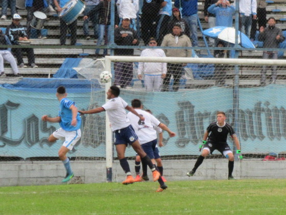 Buen anticipo de Pérez en el primer palo. La peinada fue sacada del ángulo por el 1 tirolense.