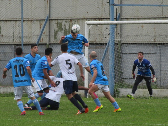 Saque si quiere ganar. Tiro terminó muchas jugadas en centros y pelotazos frontales.