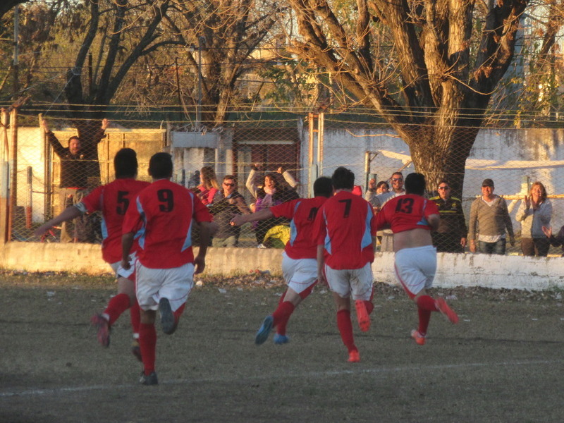 Fernández ya metió el cabezazo goleador al minuto 93, y sale a festejar el agónico triunfo.