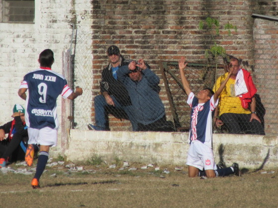 Franco Santana, gran delantero de Juan XXIII, celebra su gol, el primero del partido.