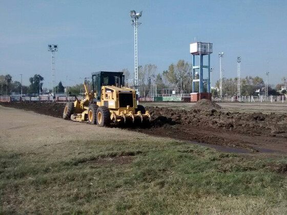 Las m&aacute;quinas excavadoras ya trabajan en el Country de Provincial. Foto: Pablo Echeverry.