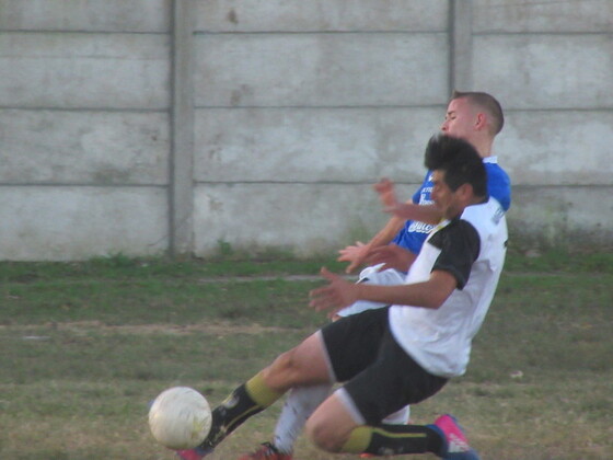 El remate del gol. El "toti" Paladino va abajo, exigido, para meterla cruzada y adentro.