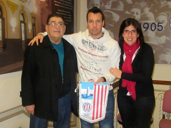 Benitez, Giustozzi, y Mariana Aguirrezabala, empleada que se ocupa del Futsal en la ARF.