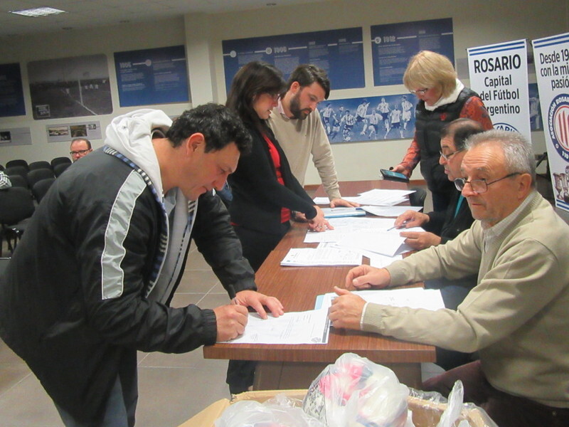 El delegado del Club Talleres de Villa Diego, firmando el retiro de los balones de futsal.