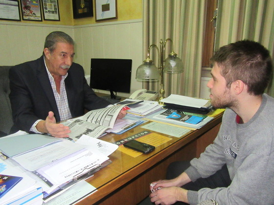 Giammaria, antes, recibió a Facundo Ysasa, responsable de la revista "Cuna del Futsal".
